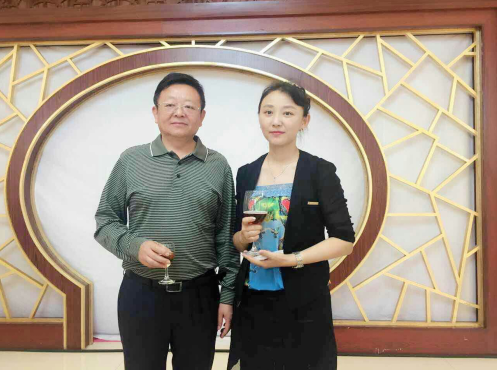 仟億達(dá)831999總經(jīng)理王元圓(右一)與慶市市長韓立華合影  仟億達(dá)831999總經(jīng)理王元圓(右一)與慶市市長韓立華合影
