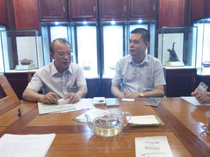 長春市副市長張敬安(左)與仟億達(831999)董事長鄭兩斌(右)進行洽談  長春市副市長張敬安(左)與仟億達(831999)董事長鄭兩斌(右)進行洽談