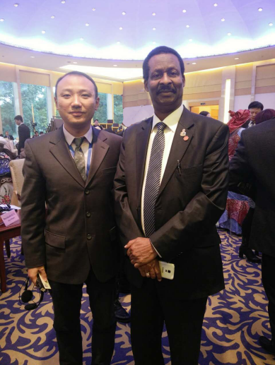 仟億達龐總(左一)與幾內亞能源部部長Dr.Cheick Taliby Sylla合影 仟億達龐總(左一)與幾內亞能源部部長Dr.Cheick Taliby Sylla合影