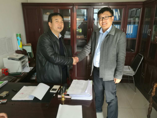 仟億達(831999)公司層與嵐縣林業局局長王志平(左)簽署林業碳匯項目合同 仟億達(831999)公司層與嵐縣林業局局長王志平(左)簽署林業碳匯項目合同