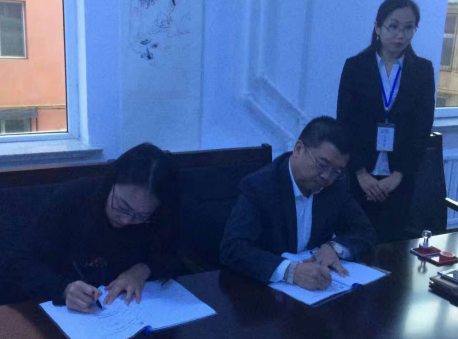 仟億達(dá)王總與包頭市卉祥源公司負(fù)責(zé)人簽約  仟億達(dá)王總與包頭市卉祥源公司負(fù)責(zé)人簽約