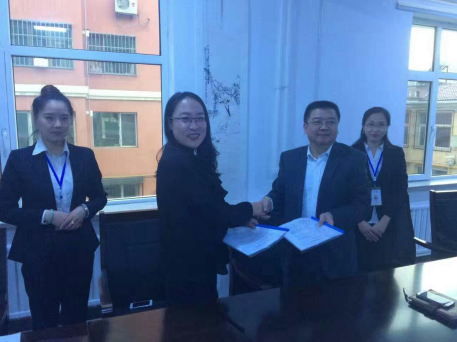 仟億達(dá)王總與包頭市卉祥源公司負(fù)責(zé)人簽約  仟億達(dá)王總與包頭市卉祥源公司負(fù)責(zé)人簽約