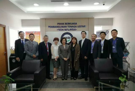 仟億達董事長鄭兩斌(右四)及考察團成員與馬來西亞政府組織工作人員合影 仟億達董事長鄭兩斌(右四)及考察團成員與馬來西亞政府組織工作人員合影