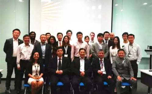 仟億達(831999)董事長鄭兩斌(一排左二)及考察團成員與SEAS合影   仟億達(831999)董事長鄭兩斌(一排左二)及考察團成員與SEAS合影