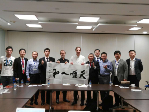 仟億達董事長鄭兩斌(左四)與加坡太陽能研究中心合影 仟億達董事長鄭兩斌(左四)與加坡太陽能研究中心合影