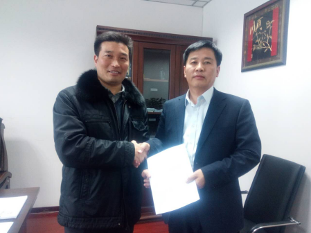 仟億達與榆樹市閆副市長(右)簽約 仟億達與榆樹市閆副市長(右)簽約