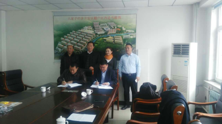仟億達董總(前排右)與葫蘆島市建昌縣八子經濟開發區管委會李主任簽約  仟億達董總(前排右)與葫蘆島市建昌縣八子經濟開發區管委會李主任簽約