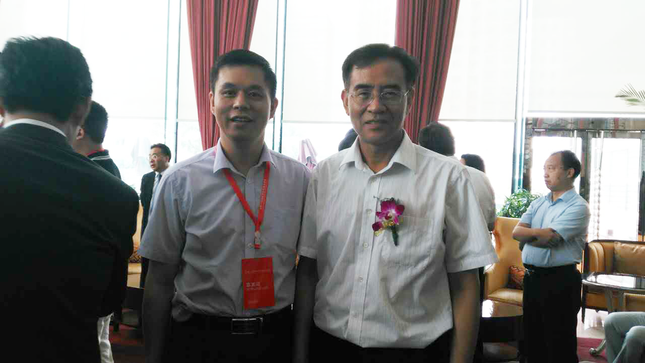仟億達(dá)集團(tuán)董事長鄭兩斌(左)與沈陽市副市長張景輝(右) 仟億達(dá)集團(tuán)董事長鄭兩斌(左)與沈陽市副市長張景輝(右)