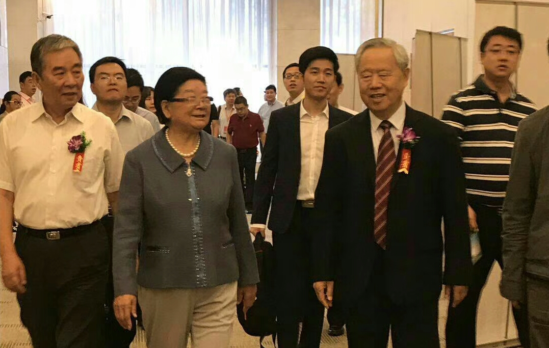 第十屆全國人常委會副委員長顧蓮(女)與各位嘉賓出席論壇 第十屆全國人常委會副委員長顧蓮(女)與各位嘉賓出席論壇