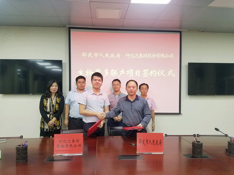 廈門仟億達能源公司總經理鄭寶龍(左)與福建省邵武市人民政府常務副市長李敏飛(右)簽約現(xiàn)場 廈門仟億達能源公司總經理鄭寶龍(左)與福建省邵武市人民政府常務副市長李敏飛(右)簽約現(xiàn)場